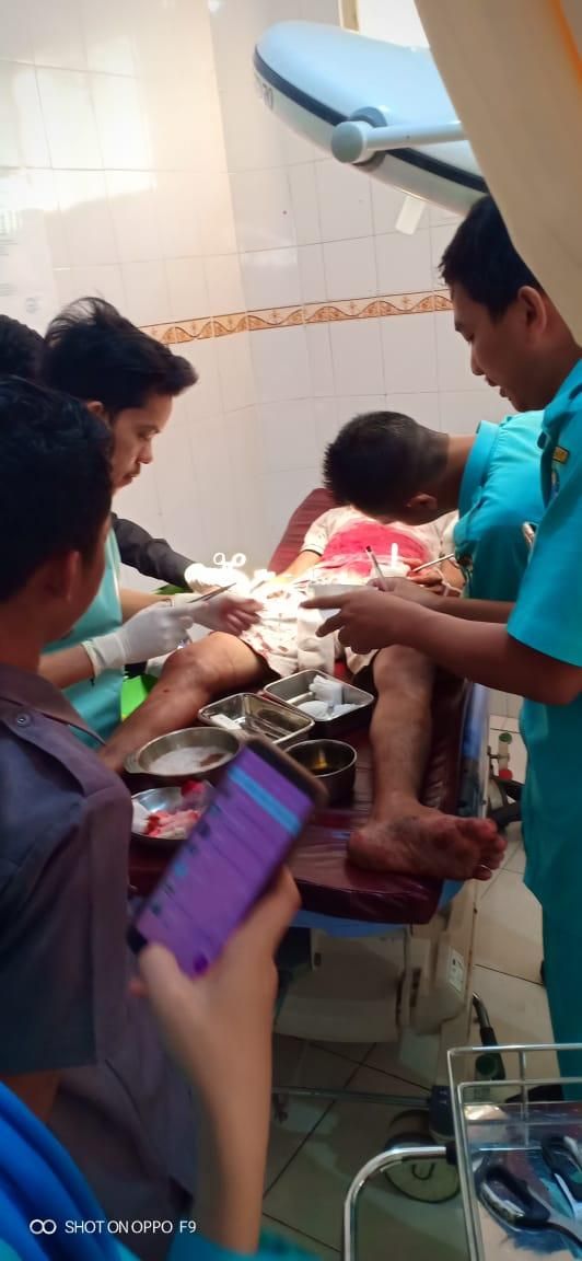 Firdaus (23) salah satu sopir truck batu bara yang jadi korban pembegalan dalam perawatan.