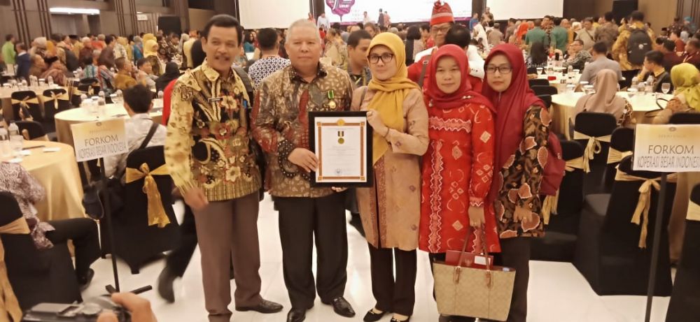 Bupati bersama penghargaan yang diterima