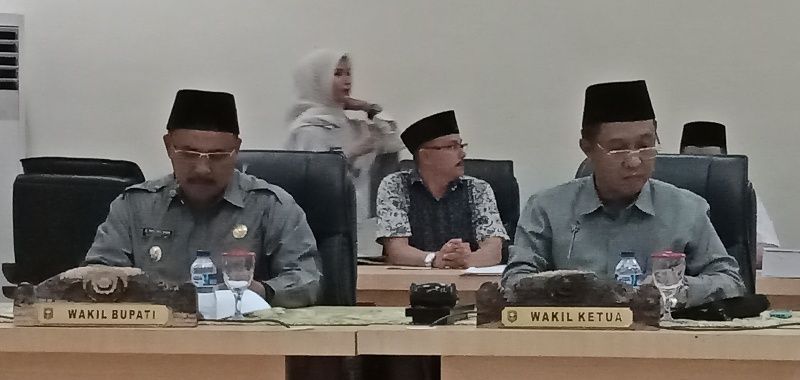 Pimpinan paripurna, H Hapis Hasbiallah SE bersama Wakil Bupati H Hillalatil Badri