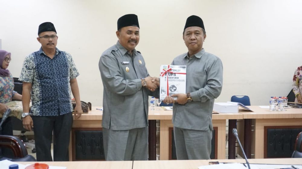 Waka H Hapis Hasbiallah SE menerima draft KUPA dan PPAS APBD-P 2019 dari Wabup H Hillalatil Badri