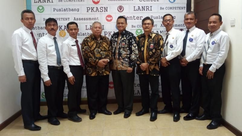 Bupati Safrial foto bersama calon sekda  Tanjabarat.