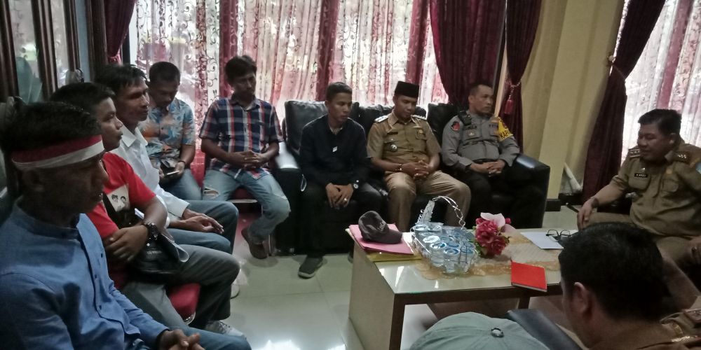 Pertemuan pemuda Bukit  dengan Asisten I, Arif Ampera, Kadis PMD, Kasat Binmas, Camat Pelawan, Kapolsek Pelawan-Singkut dan Kabid Kekayaan Desa PMD.