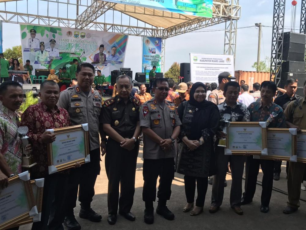 Bupati, Kapolda foto bersama pemenang lomba pada peringatan hari lingkungan hidup sedunia.