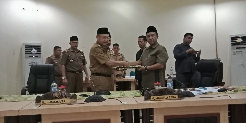 Waka DPRD, H Hapis Hasbiallah SE menyerahkan dokumen pandangan fraksi ke Bupati, H Cek Endra.