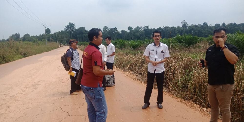 Kabid Bina Marga Dinas PUPR Kabupaten Batanghari, A Shomad mengecek jalan Sridadi.