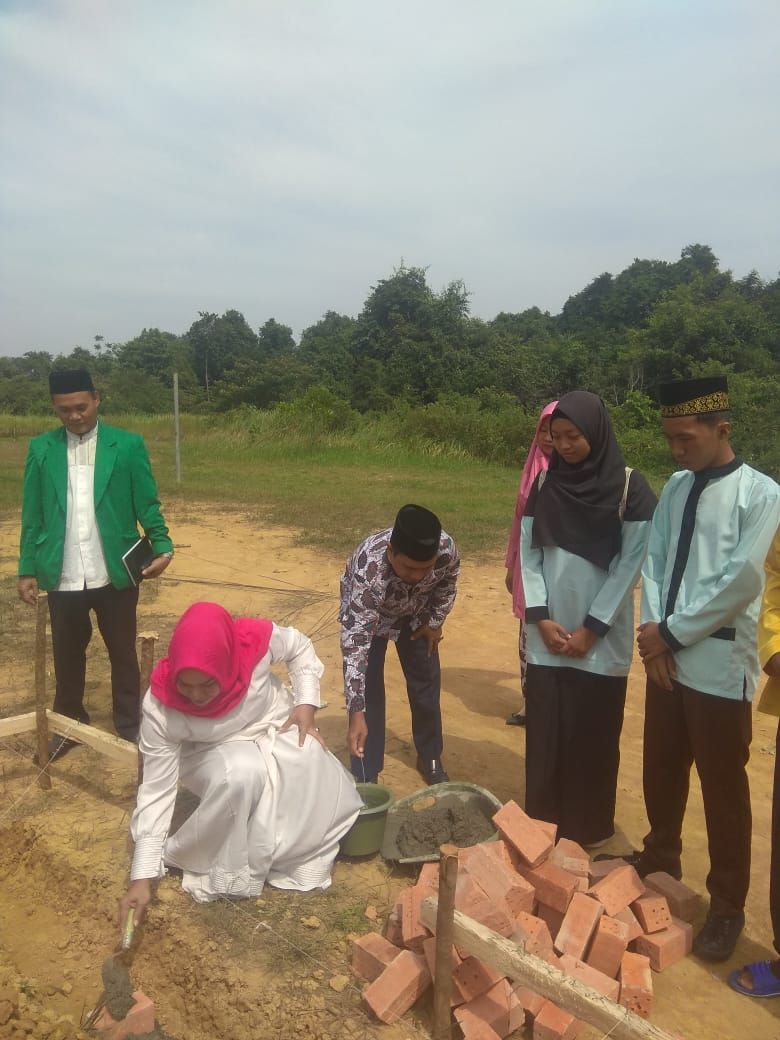 Kepala SMKN 7 Tebo Ramayani,M.Pd melakukan peletakan batu pertama pembangunan musholla disekolahnya disaksikan Kepala KUA Tebo Ulu dan Rois Suriah PC NU Tebo