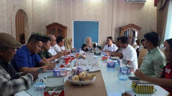 Bupati Muarojambi ketika bertemu dengan pihak perusahan.