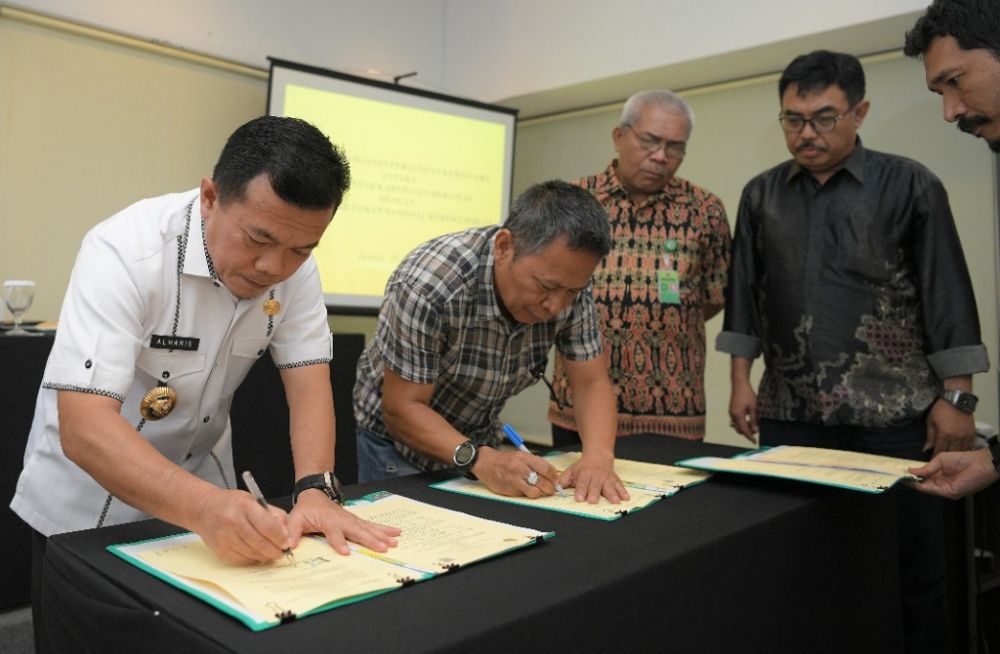 Bupati Merangin H Al Haris ketika menandatangani MoU.