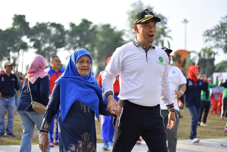 Walikota Jambi, Syarif Fasha saat bersama para lansia di acara peringatan Hari Lansia ke-23.