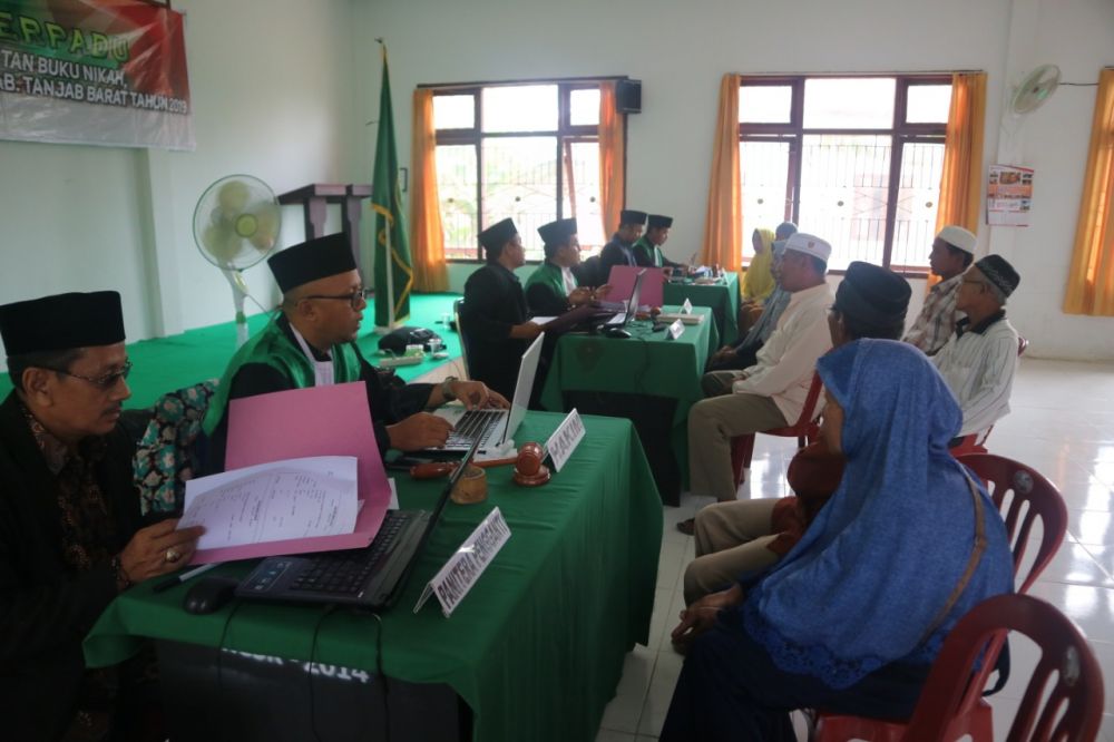 Pasangan Usia Lanjut yang melakukan nikah ulang .