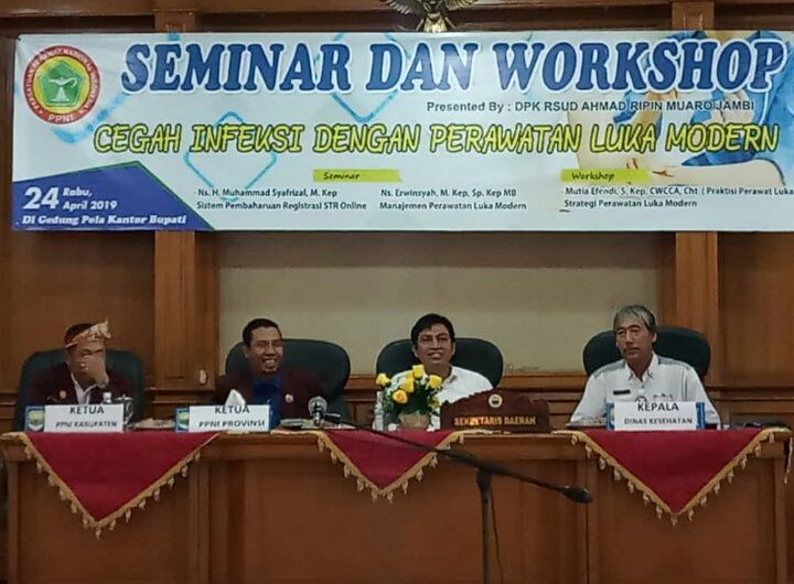 Sekda membuka Seminar Kesehatan.
