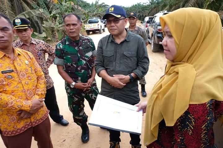 Bupati meninjau pembangunan jalan Sungai Bahar.