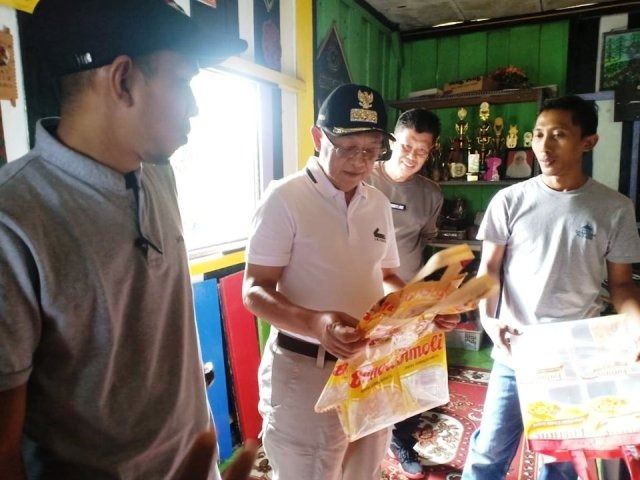 Bupati saat meninjau tas daur hasil kreasi kelompok kreasi daur ulang Kabupaten Sarolangun.