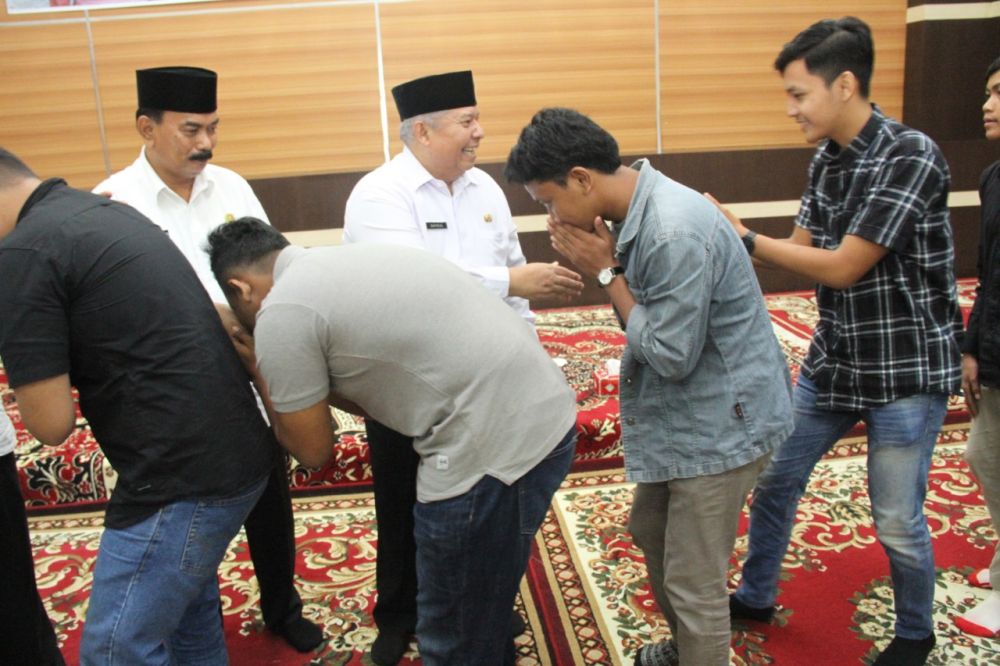 Bupati dan Wabup menyalami Mahasiswa penerima beasiswa PEM 