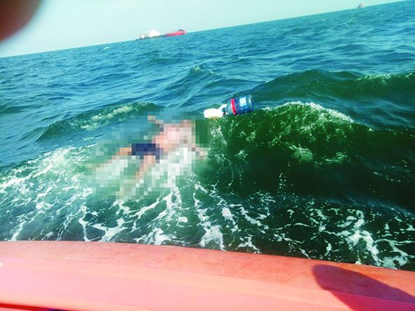 Jasad Edi yang ditemukan tim pencari di laut.