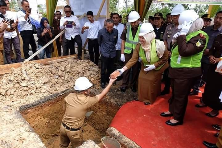 Bupati Masnah meletakan batu pertama pembangunan gedung kejari