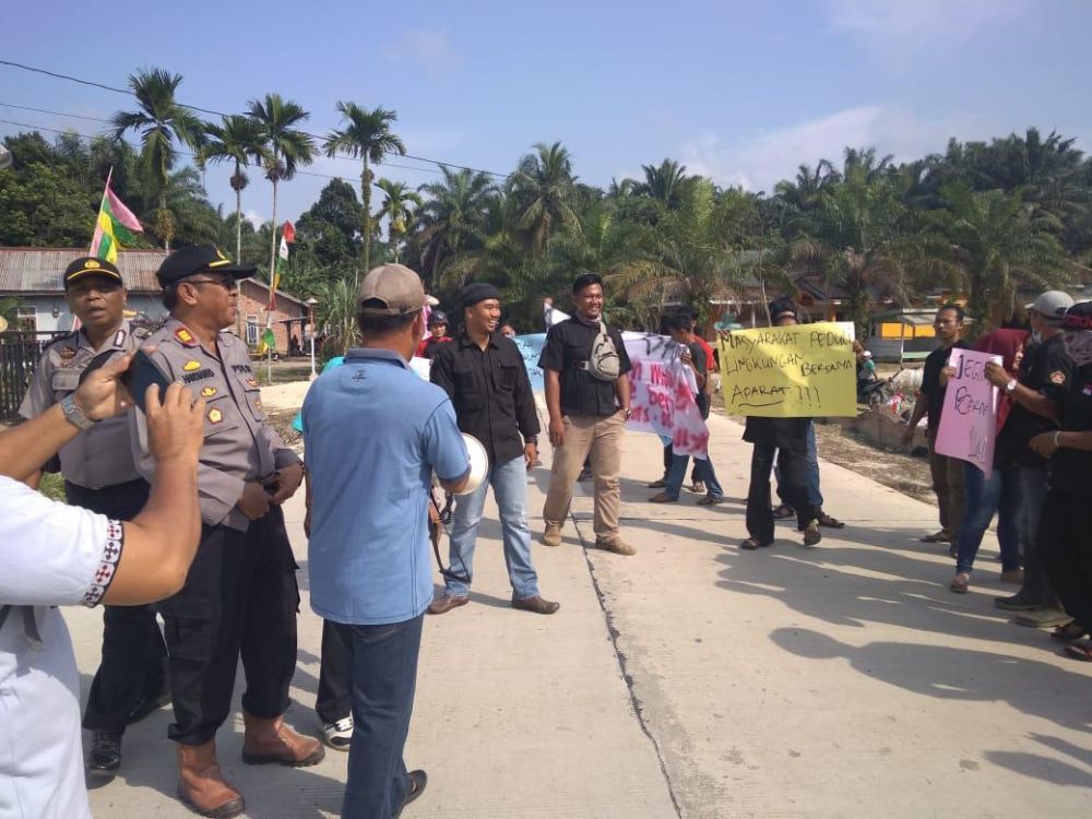 Karang Taruna Sungai  melakukan unjuk rasa.
