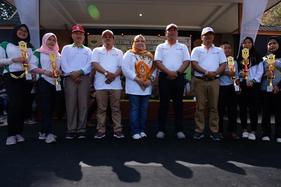 Bupati foto bersama pemenang lomba usai penutupan Festival candi