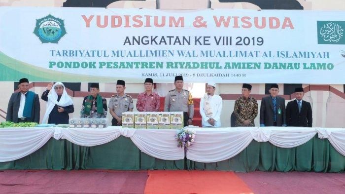 Asisten I foto bersama di acara  Wisuda Santri Pondok Pesantren Riyadhul Amien

