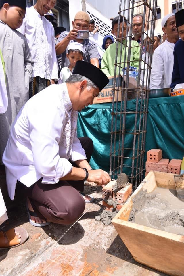 Peletakan batu pertama pembangunan mesjid oleh Walikota Jambi.
