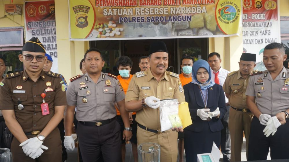 Polres Sarolangun memusnahkan 800 gram sabu dan 392 butir inex dihadiri Wabup, H Hillalatil Badri, Staf ahli Bupati Ramawi, Wakil Ketua Pengadilan Negeri Sarolangun, Nunung Kristiyani SH dan perwakilan dari Kejari.