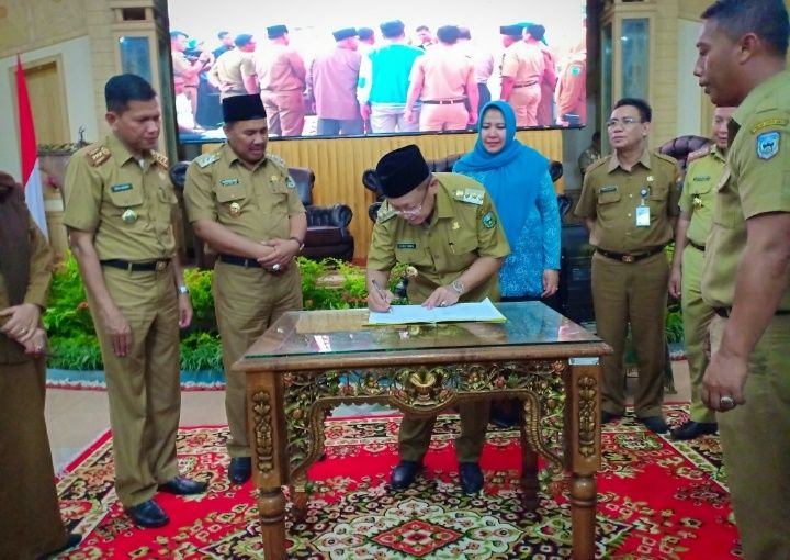 Bupati, H Cek Endra bersama Wakil Bupati, H Hillalatil Badri dan Plt Kepala Bappeda, Dedy Hendry