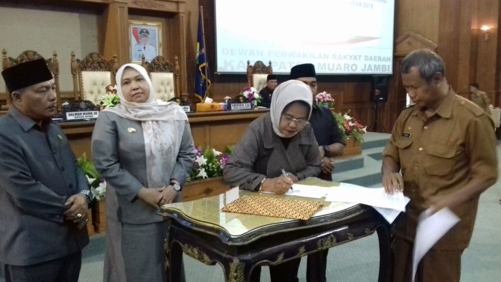 Ketua DPRD Muarojambi menandatangani berita acara.