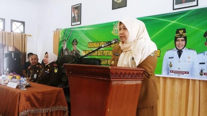 Bupati memberikan kata sambutan