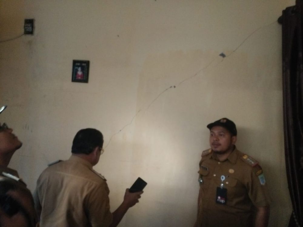 Rumah warga yang retak karena pembangunan jembatan, Wakil Walikota meninjau langsung ke rumah warga.