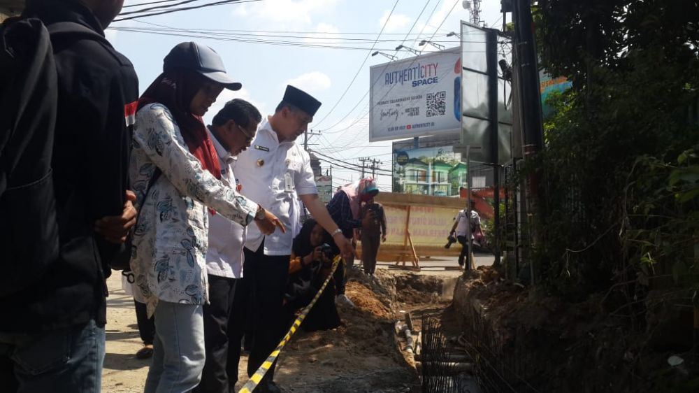 Fasha ketika mengecek pembangunan proyek fisik di kota Jambi.