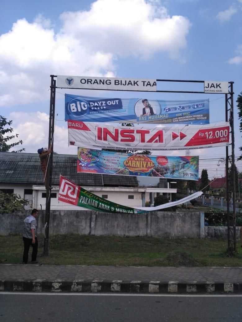 Penertiban reklame di Batanghari yang melanggar aturan.