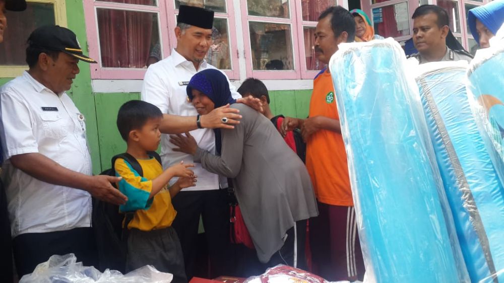 Korban kebakaran menangis peluk Fasha.