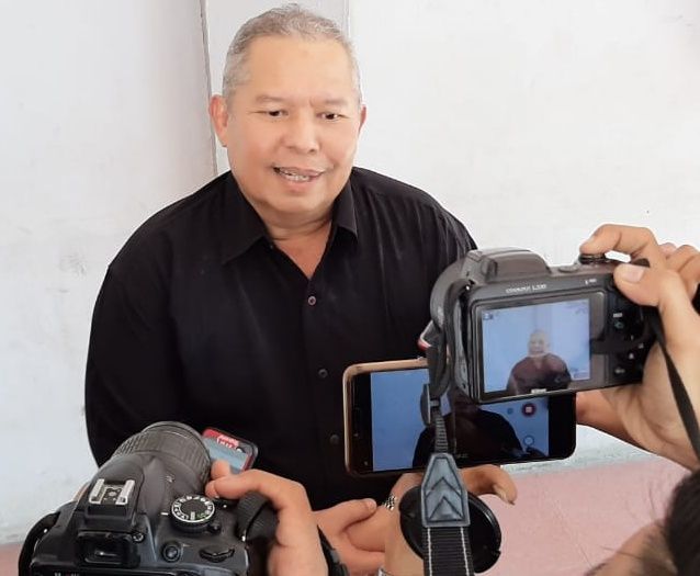 Safrial memberikan keterangan pada wartawan.