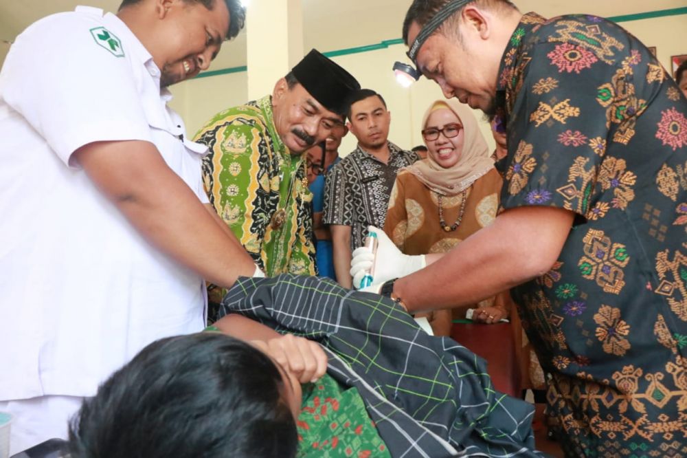Wabup melihat proses sunatan massal