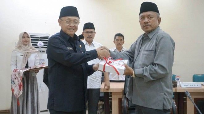 Penyerahan nota keuangan rancangan P-APBD dan Ranperda tentang P-APBD Sarolangun 2019.