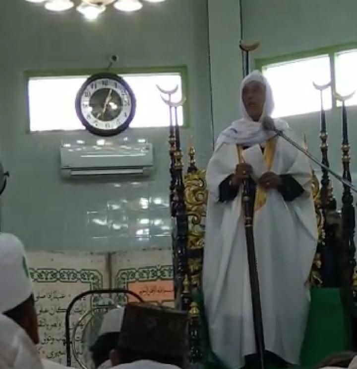 Ustad Tantowi Juhari Saat mengampaikan Khutbah Jum'at.
