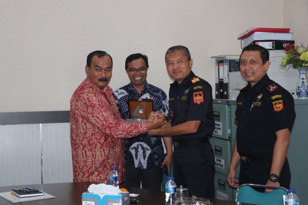 Wabup saat Audiensi dengan Tim Bea Cukai Wilayah Sumatera Bagian Timur.