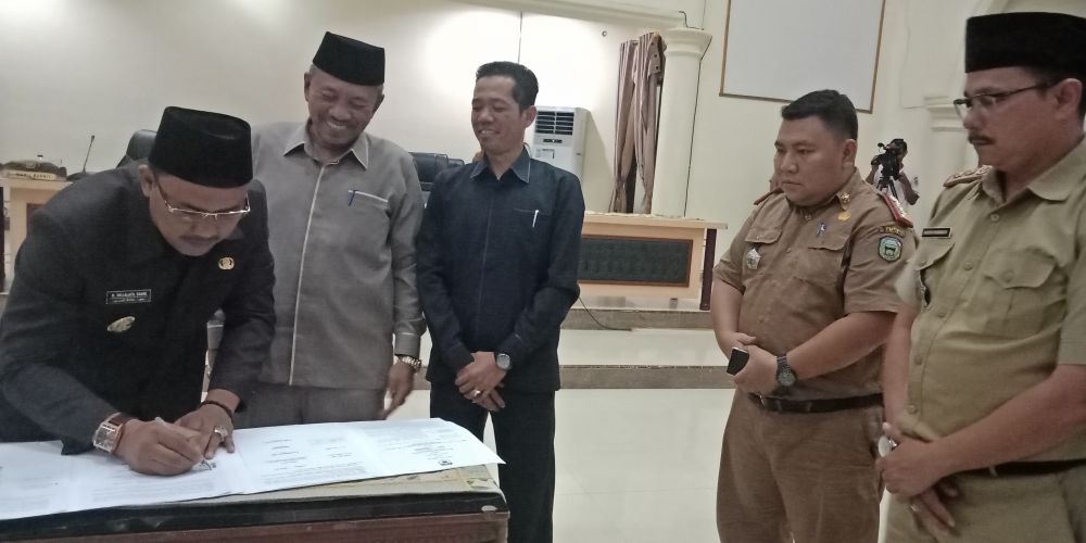 Wabup, H Hillalatil Badri menandatangani kesepakatan bersama pimpinan DPRD,H Muhammad Syaihu dan Amir Mahmud
