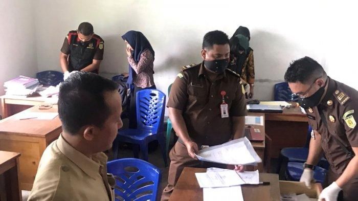Tim dari Kejari Muarojambi melakukan pengeledahan kantor Kades Kasang Lopak  Alai.
