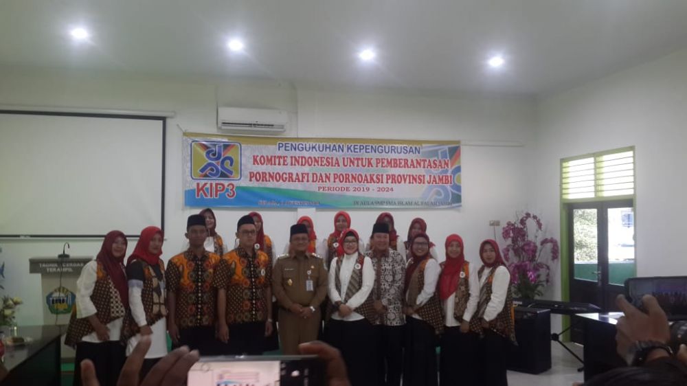 Maulana foto bersama usai pengukuhan.