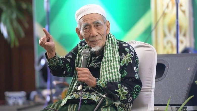KH Maimun Zubair atau Mbah Moen