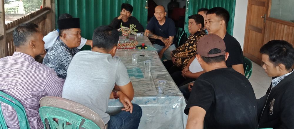 Pertemuan lima Ketua RT dan RW di lingkungan perkantoran Gunung Kembang dengan Panpel konser 