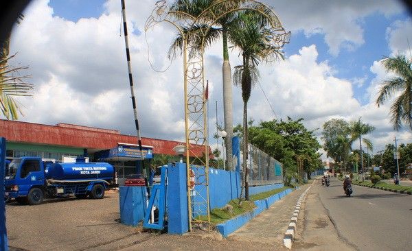PDAM Tirta Mayang siap mendistribuskan air minum ke warga.