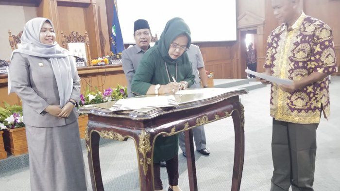 Ketua DPRD Muarojambi menandatangi nota kesepakatan terhadap rancangan KUA- PPAS perubahan APBD Kabupaten Muarojambi tahun anggaran 2019.jpg