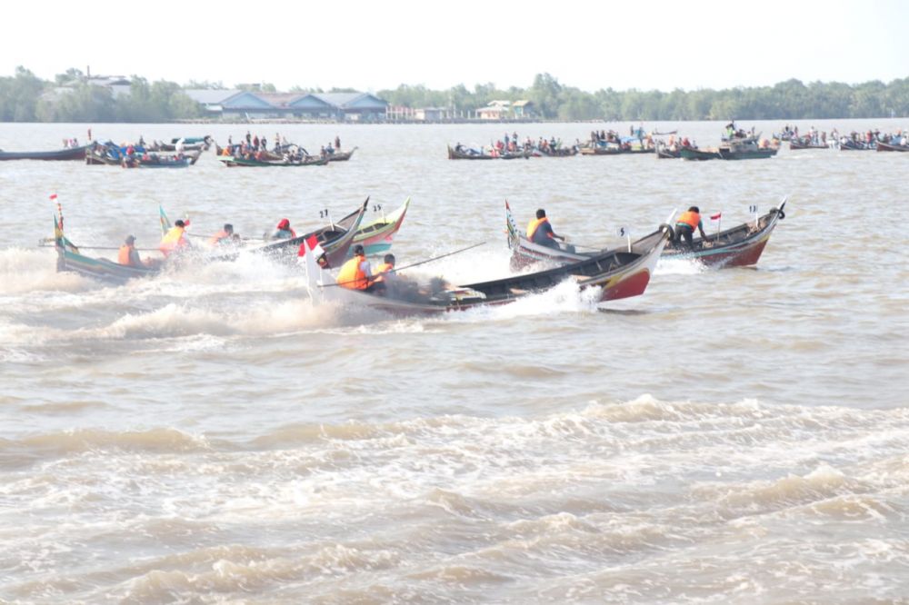 Lomba pacu pompong di Tanjabbarat..