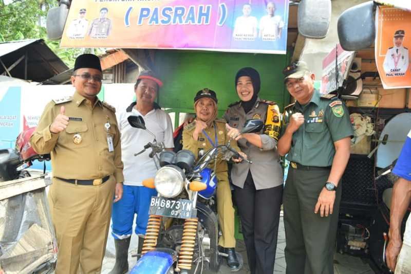 Program “Pasrah”, yang merupakan kepanjangan Persatuan Angkutan Sampah dibentuk oleh Kecamatan Paal Merah.
