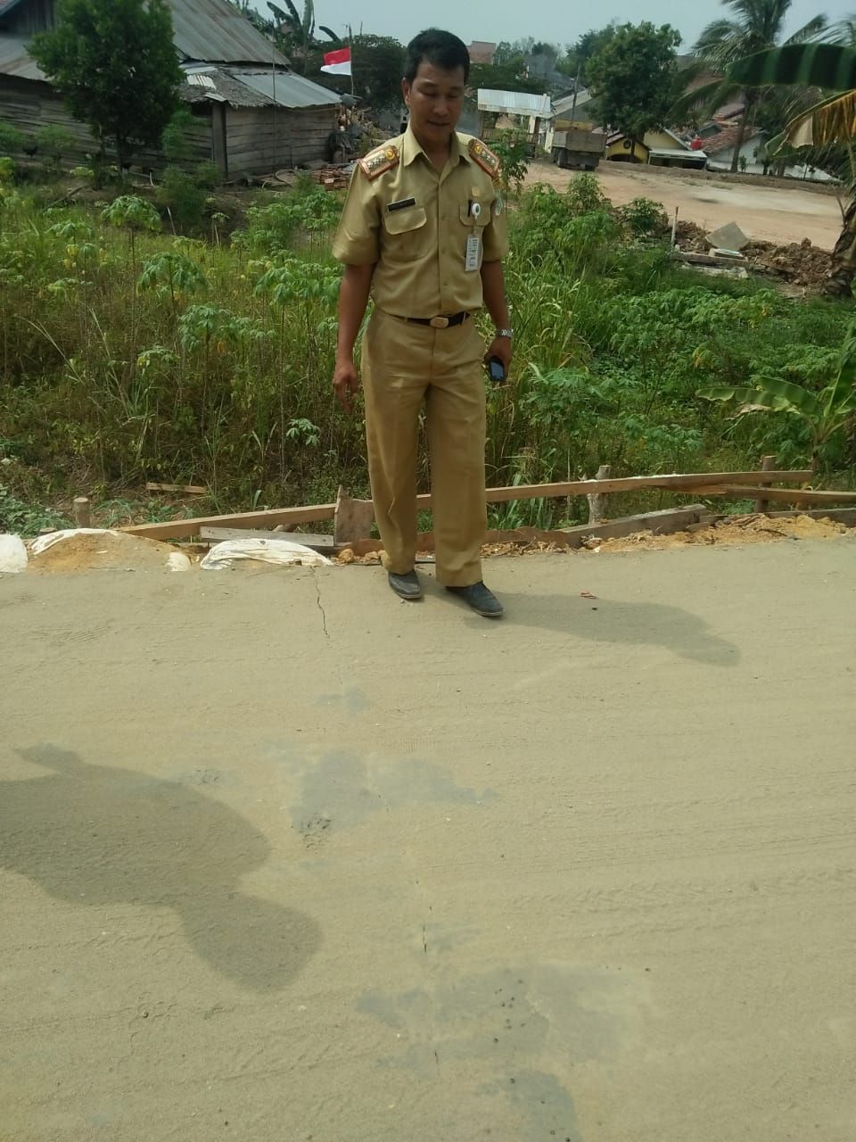 Jalan rifit beton yang  patah padahal baru dibangun.