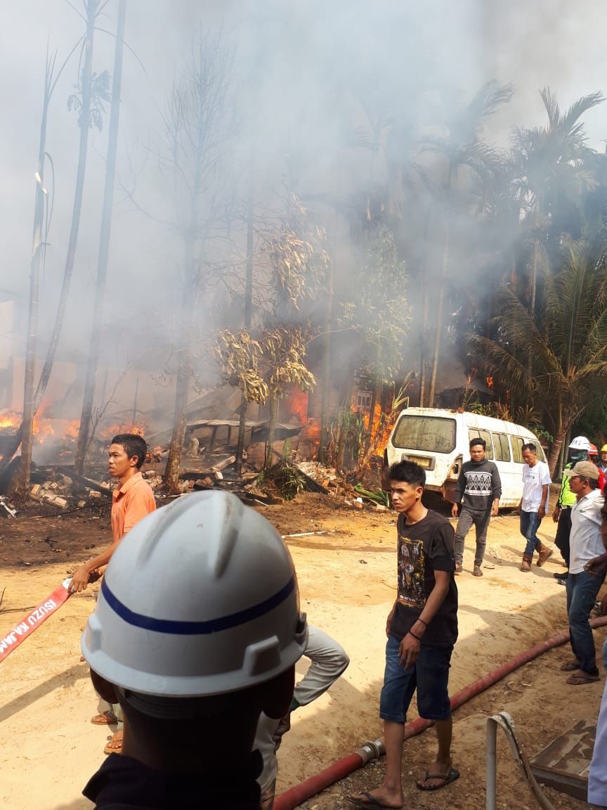 Rumah warga yang terbakar.