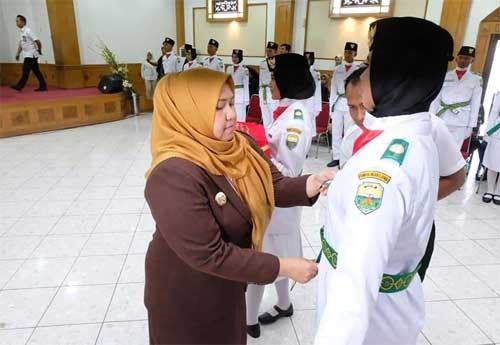 Bupati mengkukuhkan Paskib MUarojambi