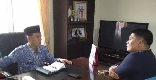 Muhammad Idrus di ruang kerjannya.